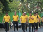 Personel Polres Parepare mengikuti jalan kaki bersama mengelilingi Kota Parepare