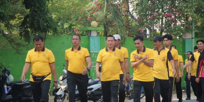 Personel Polres Parepare mengikuti jalan kaki bersama mengelilingi Kota Parepare