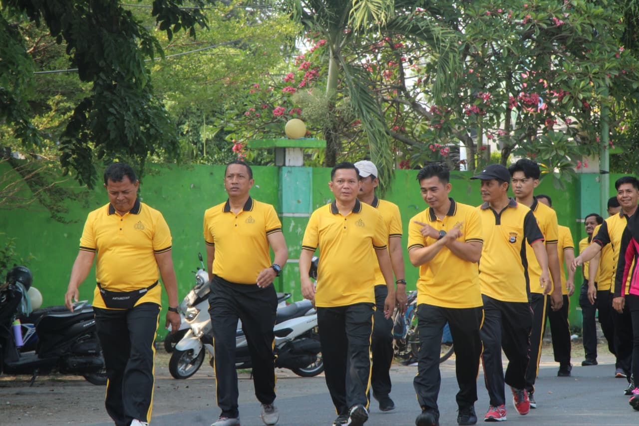 Personel Polres Parepare mengikuti jalan kaki bersama mengelilingi Kota Parepare